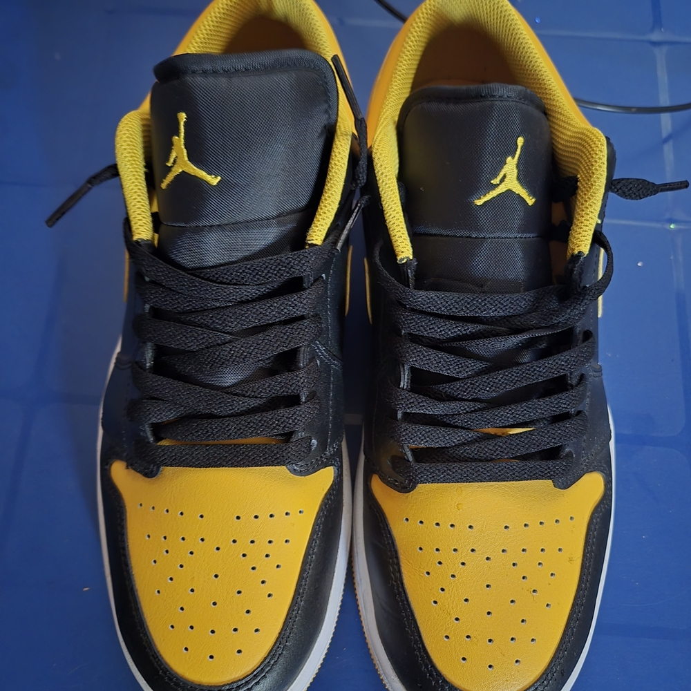 Jordan Black and Yellow Men's Shoes